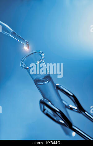 Montreal, Kanada, 18. Mai 2010. Close-up einer Pipette mit einem Labor Becher. Credit: Mario Beauregard/Alamy leben Nachrichten Stockfoto