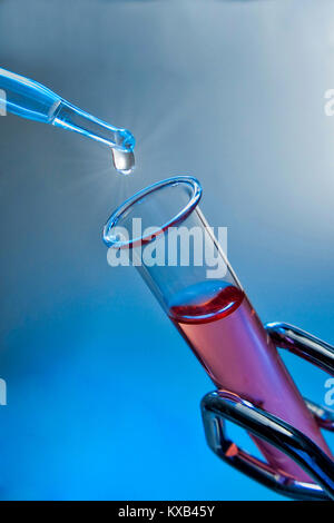 Montreal, Kanada, 18. Mai 2010. Close-up einer Pipette mit einem Labor Becher. Credit: Mario Beauregard/Alamy leben Nachrichten Stockfoto
