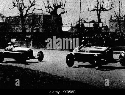 Dieses Foto zeigt Tazio Nuvolari, der 1935 den Grand Prix de Pau in seinem Alfa Romeo Typ BP3 führte, mit René Dreyfus auf dem zweiten Platz. Das Bild verdeutlicht die Wettbewerbscharakteristik des Rennens. Stockfoto