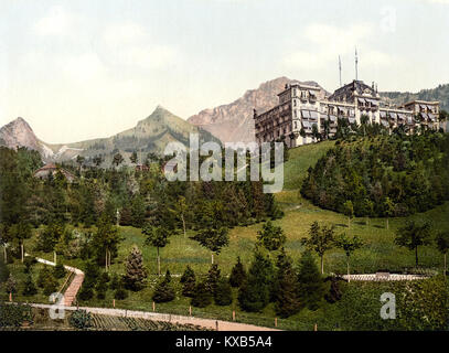 Dieses Bild zeigt das Grand-Hôtel de Caux in Montreux, Schweiz, mit Rochers de Naye und Dent de Jaman im Hintergrund, was die Architektur und die malerische Landschaft am Genfer See in den 1890er Jahren veranschaulicht Stockfoto