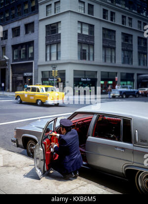 New York 1980s, Limousinen-Chauffeur-Reinigungsauto, 5. Avenue, gelbes Taxi in der Ferne, Manhattan, New York City, NY, NYC, USA, Stockfoto