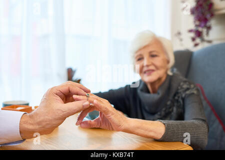 Engagement der liebevollen Senior Paar Stockfoto