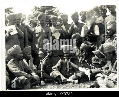 Foto mit einer Gruppe von Soldaten des 6. Jats, einem indischen Militärregiment, außerhalb ihrer Billets, wahrscheinlich während der Kolonialzeit. Stockfoto