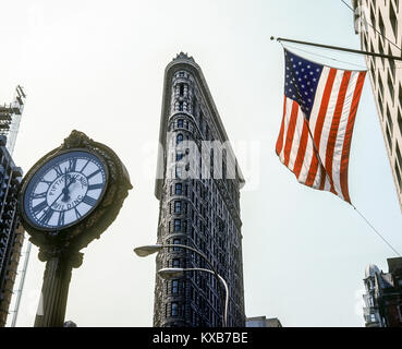New York 1980s, Fifth Avenue Building Clock, Flat Iron Building, amerikanische Flagge, Manhattan, New York City, NY, NYC, USA, Stockfoto