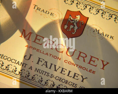 MERCUREY ROTWEIN LABEL TASTING GLAS SCHATTEN Vintage Domaine J Faiveley Mercurey Wein Etikett Nuits St Georges Cote d'Or Burgund Frankreich Stockfoto