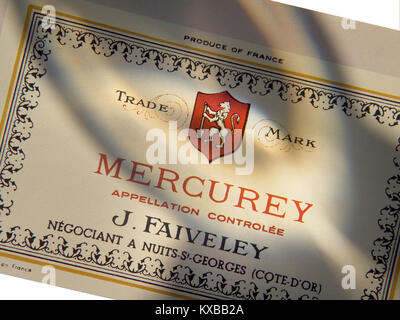 MERCUREY ROTWEIN LABEL TASTING GLAS SCHATTEN Vintage Domaine J Faiveley Mercurey Wein Etikett Nuits St Georges Cote d'Or Burgund Frankreich Stockfoto