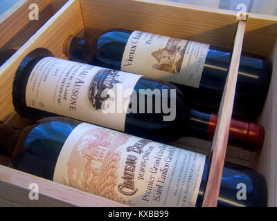 Feine Saint Emilion und Pomerol Wein Flaschen in Holzkiste Chateau Belair, Chateau Ausone und Vieux Chateau Schutzmaßnahmen Bordeaux Frankreich Stockfoto