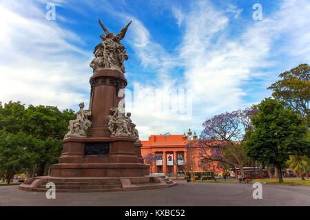 Das Denkmal der 'Plaza Francia' mit dem 'Museum der Schönen Künste' im Hintergrund im Frühling. Recoleta, Buenos Aires, Argentinien. Stockfoto