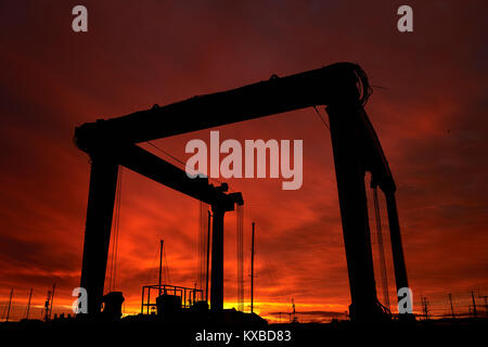 Sonnenuntergang über Hartlepool Marina. Ein Boot heben in Silhouette Stockfoto