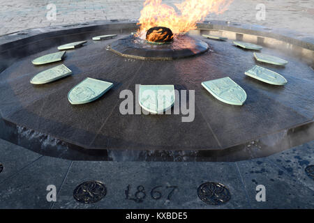 Die Centennial Flamme auf dem Parliament Hill in Ottawa zum Gedenken an 100 Jahre Eidgenossenschaft 1867 mit provinziellen Plaketten Stockfoto