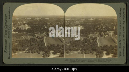 Diese stereoskopische Ansicht aus der Robert N. Dennis-Sammlung zeigt den Blick vom Washington Monument in Richtung Osten zum US-Kapitol, über das Gelände des Landwirtschaftsministeriums in Washington, D.C. es gibt einen historischen Blick auf die National Mall. Stockfoto