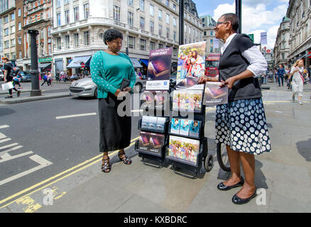 London, England, UK. Jehovas Zeugen in der Regent Street mit Kopien von "Erwachet!" Stockfoto