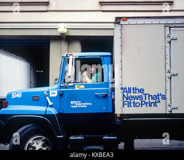 New York 1980s, The New York Times Zeitung Lieferung LKW-Fahrer wartet, 229 West 43. Street, Manhattan, New York City, NY, NYC, USA, Stockfoto