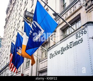 New York 1980s, The New York Times Zeitungsgebäude, Flaggen, Lieferwagen, 229 West 43. Street, Manhattan, New York City, NY, NYC, USA, Stockfoto