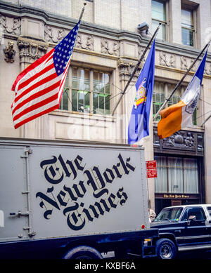 New York 1980s, The New York Times Zeitungsauslieferungswagen, Flaggen, 229 West 43. Street, Manhattan, New York City, NY, NYC, USA, Stockfoto