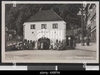 Dieses historische Bild aus dem Jahr 1741 zeigt die Standseilbahn Fløibanen in Bergen, Norwegen, die den frühen städtischen Verkehr und die Infrastrukturentwicklung der Stadt darstellt. Stockfoto