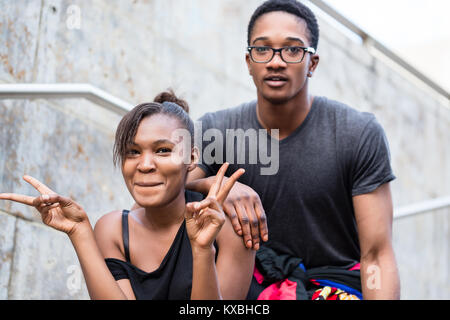 Porträt der jungen afrikanischen amerikanischen Paar machen lustige Gesichter whi Stockfoto