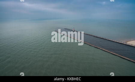 Luftbild des Michigan See in St. Joseph, Michigan in einer kalten, trostlosen und bewölkter Tag Stockfoto