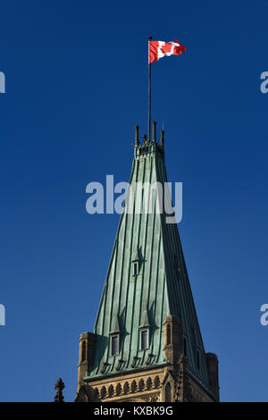 Dach von Beton mit Kupfer im Gebäude des Parlaments Peace Tower bedeckt mit Kanadischen Flagge auf blauen Himmel Ottawa Kanada Stockfoto