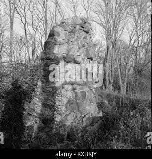 Die Ruine der Kirche in Skokloster in Schweden stellt die Überreste einer Backsteinkirche aus dem 13. Jahrhundert dar, die mit einer ehemaligen Abtei verbunden ist; die erhaltenen Fundamente und Mauern sind für das Verständnis der mittelalterlichen Klosterarchitektur in der Region Uppland geschätzt. Stockfoto