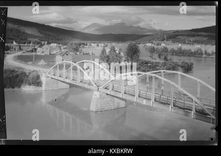 Ein Archivfoto aus der Sammlung der Nationalbibliothek mit handschriftlichen Anmerkungen. Das Bild wurde von einem unbekannten Fotografen aufgenommen und zeigt eine Verschlechterung des Films, die einen Einblick in die Herausforderungen der frühen fotografischen Erhaltung bietet. Stockfoto