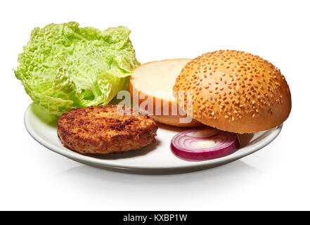 Hamburger, frische Brötchen Mit Sesam, Zwiebeln und Salat auf weiße Platte auf weißem Hintergrund. Beschneidungspfad enthalten Stockfoto