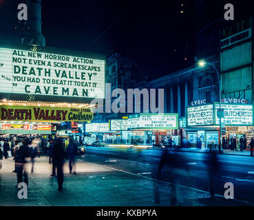 New York 1980s, Kinos, verschwommene Menschen, 42. Straße, Nacht, Manhattan, New York City, NY, NYC, USA, Stockfoto