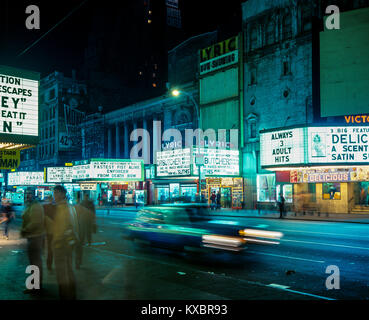 New York 1980s, Kinos, verschwommene Menschen, fahrende Autos, 42. Straße, Night, Manhattan, New York City, NY, NYC, USA, Stockfoto