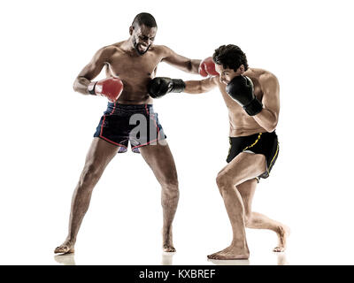 zwei kaukasischen Muay Thai Kickboxen Kickboxer Thaiboxen Männer isoliert auf weißem Hintergrund Stockfoto