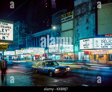 New York 1980s, Kinos, NYPD New York Police Department Auto, Light Trails, 42. Street, Nacht, Manhattan, New York City, NY, NYC, USA, Stockfoto