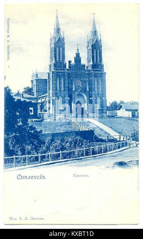 Eine historische Fotografie der Kaścielnaja-Straße in Smolensk, Russland, aufgenommen zwischen 1901 und 1918, die urbane Architektur und das Straßenleben des frühen 20. Jahrhunderts zeigt. Stockfoto