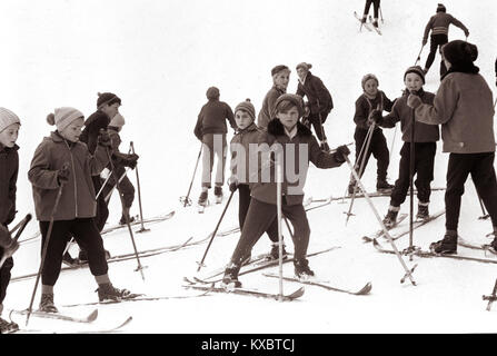 Dieses Foto aus dem Jahr 1963 zeigt die Skifahrer im drei-Teiche-Gebiet in Maribor, Slowenien, wo die Wintersportaktivitäten vor einer malerischen Schneelandschaft festgehalten werden, die die lokale Freizeitkultur dieser Zeit widerspiegelt. Stockfoto