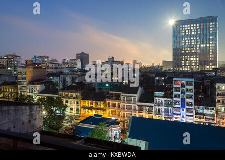 Alte und neue beleuchteten Gebäuden in der Innenstadt in Yangon (Rangun), Myanmar (Burma), in den Abend. Stockfoto