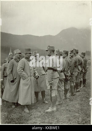 Das Foto von 1915 zeigt einen Vertreter der österreichisch-ungarischen Monarchie, der die 48. Infanteriedivision in Laas, Italien, inspiziert, während Soldaten in Uniform während des Ersten Weltkriegs versammelt wurden Stockfoto