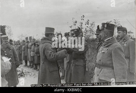 Eine Fotografie vom 12. November 1917, die Kaiser Karl I. von Österreich während des Ersten Weltkriegs bei der 58. Infanteriedivision in Ontagnano zeigt. Stockfoto