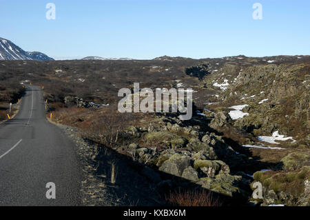 Eine lange Trennlinie von Rock Trennung der eurasischen Kontinentalplatte und Nordamerikanischen Platte an einer Hauptstraße in Thingvellir im Pingvillir n Stockfoto