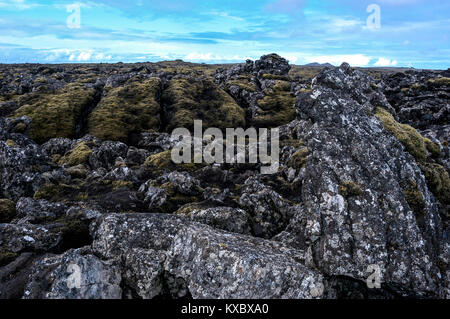 Eine lange Trennlinie von Rock Trennung der eurasischen Kontinentalplatte und Nordamerikanischen Platte an einer Hauptstraße in Thingvellir im Pingvillir n Stockfoto