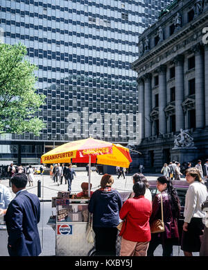 New York 1980er, Mobile Food, Hot Dog, Verkäufer, Yellow Frankfurter Sausages Sonnenschirm, Leute in der Schlange, Manhattan, New York City, NY, NYC, USA, Stockfoto