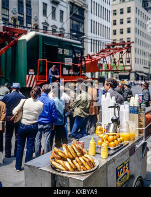 New York 1980s, mobiler Lebensmittelverkäufer-Wagen, heiße Brezeln, Orangensaft, Menschen beobachten das Aufstellen eines Krans, Manhattan, New York City, NY, NYC, USA, Stockfoto