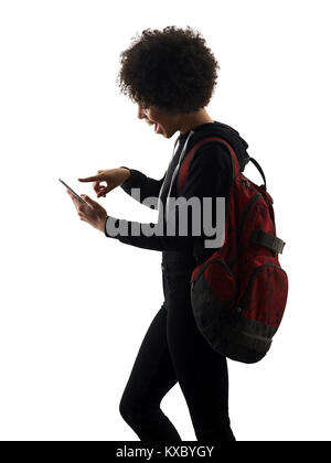 Eine gemischte Rasse afrikanische Teenager Mädchen Frau mit Telefon im Studio Schatten Silhouette auf weißem Hintergrund Stockfoto