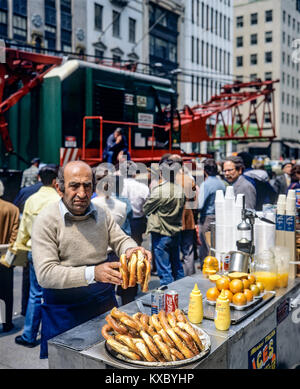 New York 1980s, mobiler Lebensmittelhändler, heiße Brezeln, Menschen, die beim Aufbau eines Krans zusehen, Manhattan, New York City, NY, NYC, USA, Stockfoto