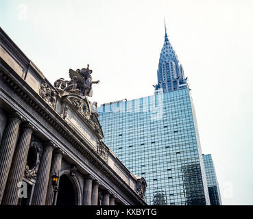 New York 1980s, Grand Central Terminal, Bahnhof Pediment, das Grand Hyatt Hotel, Chrysler-Gebäude, Manhattan, New York City, NY, NYC, USA, Stockfoto