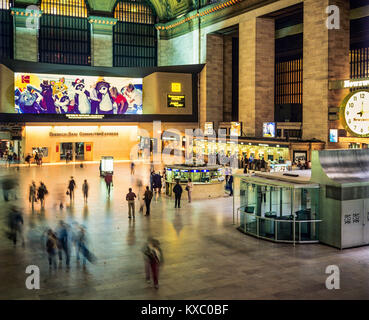 New York 1980er, Grand Central Terminal Bahnhof, Haupthalle, Pendler, Kodak Colorama in der Ferne, Manhattan, New York City, NY, NYC, USA, Stockfoto