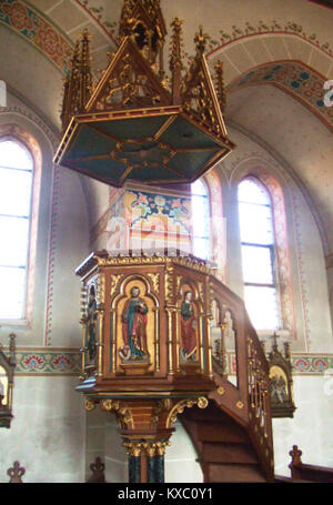 Die Kanzel der St. Leonhard Kirche in Stödtlen ist ein geschnitztes Holzgebäude mit kunstvollen barocken Details und religiöser Ikonographie, die typisch für die kirchliche Kunst des 18. Jahrhunderts ist. Stockfoto