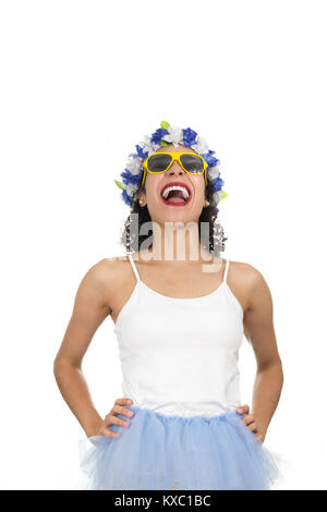 Brasilianische Mädchen wird viel gelacht und mit ihr die Hände auf ihre Taille. Schwarzer Jugendlicher ist für Karneval gekleidet. Krone und Kette der Hawaiianischen Blumen. Yell Stockfoto