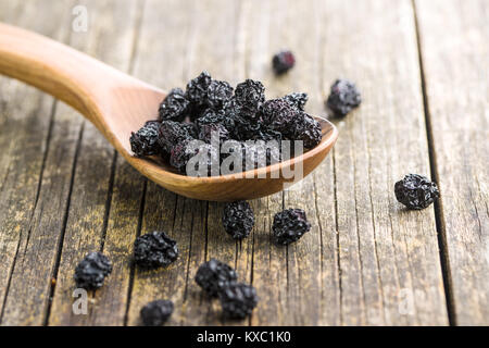 Die getrockneten chokeberries. Schwarz Aronia Beeren. Stockfoto
