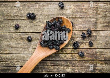 Die getrockneten chokeberries. Schwarz Aronia Beeren. Stockfoto