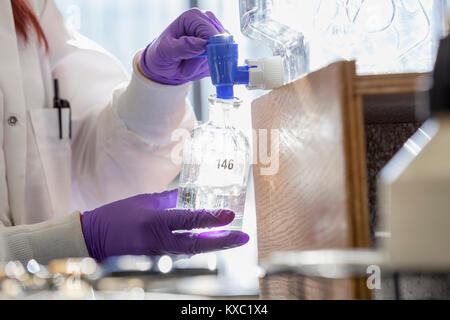 Laborchemiker sammeln Reagenz Stockfoto