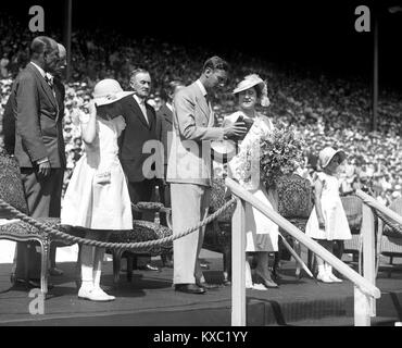 King George VI und Queen Elizabeth mit Prinzessin Elizabeth und Margaret am Festival der Jugend Wembley Stadium Juli 1937 Stockfoto
