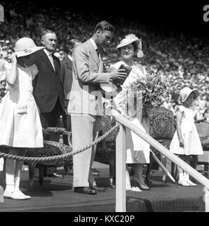 King George VI und Queen Elizabeth mit Prinzessin Elizabeth und Margaret am Festival der Jugend Wembley Stadium Juli 1937 Stockfoto